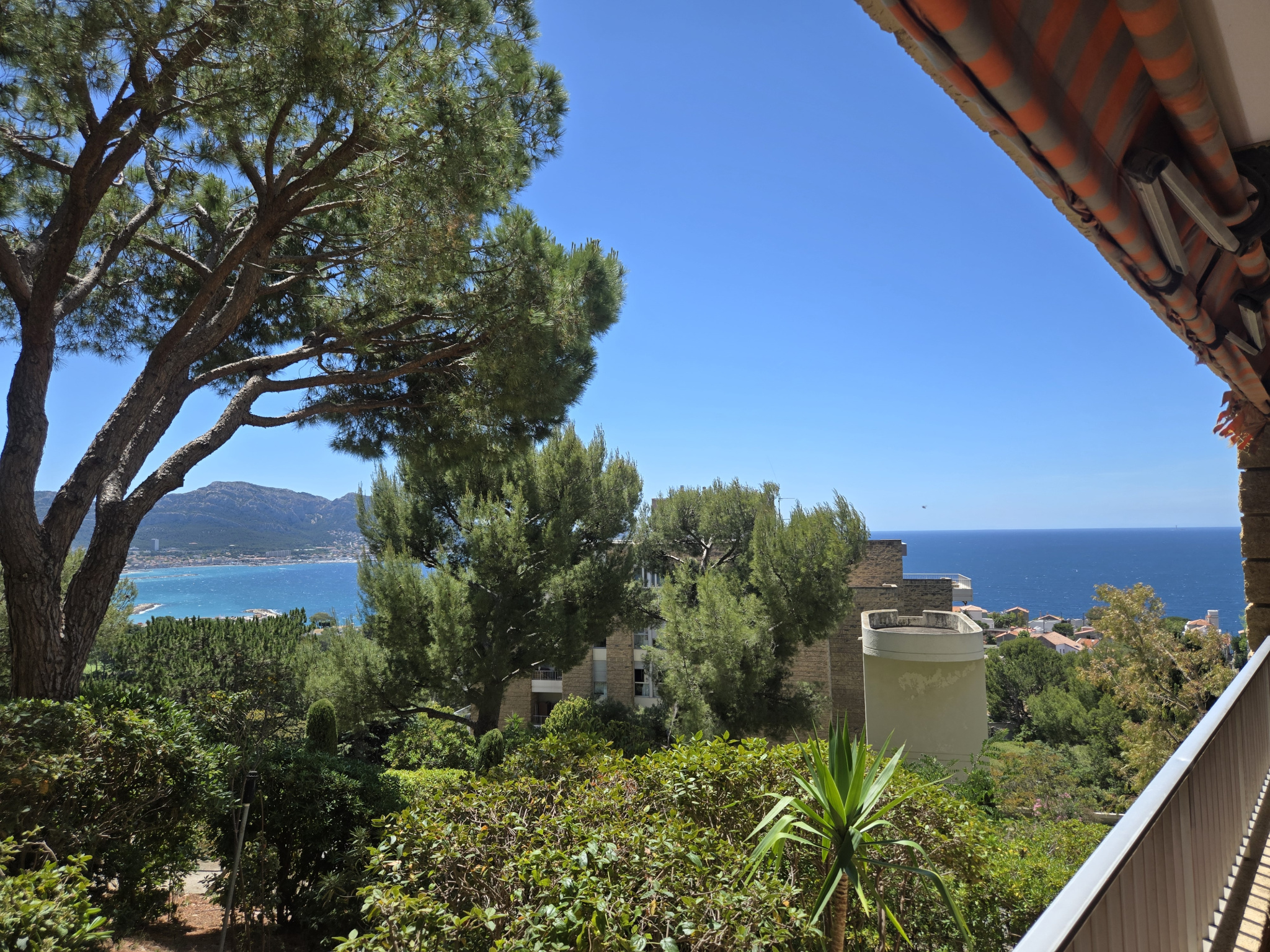 LES ALPILLES - T2/3 82 M2 - VUE MER - TERRASSE - PISCINE - GARDIEN & CONCIERGE - PARKING + CAVE